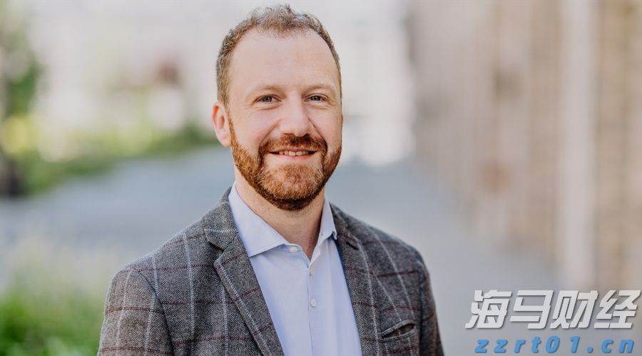 夜幕下的守护者：水文尖兵梅江彻夜战洪峰